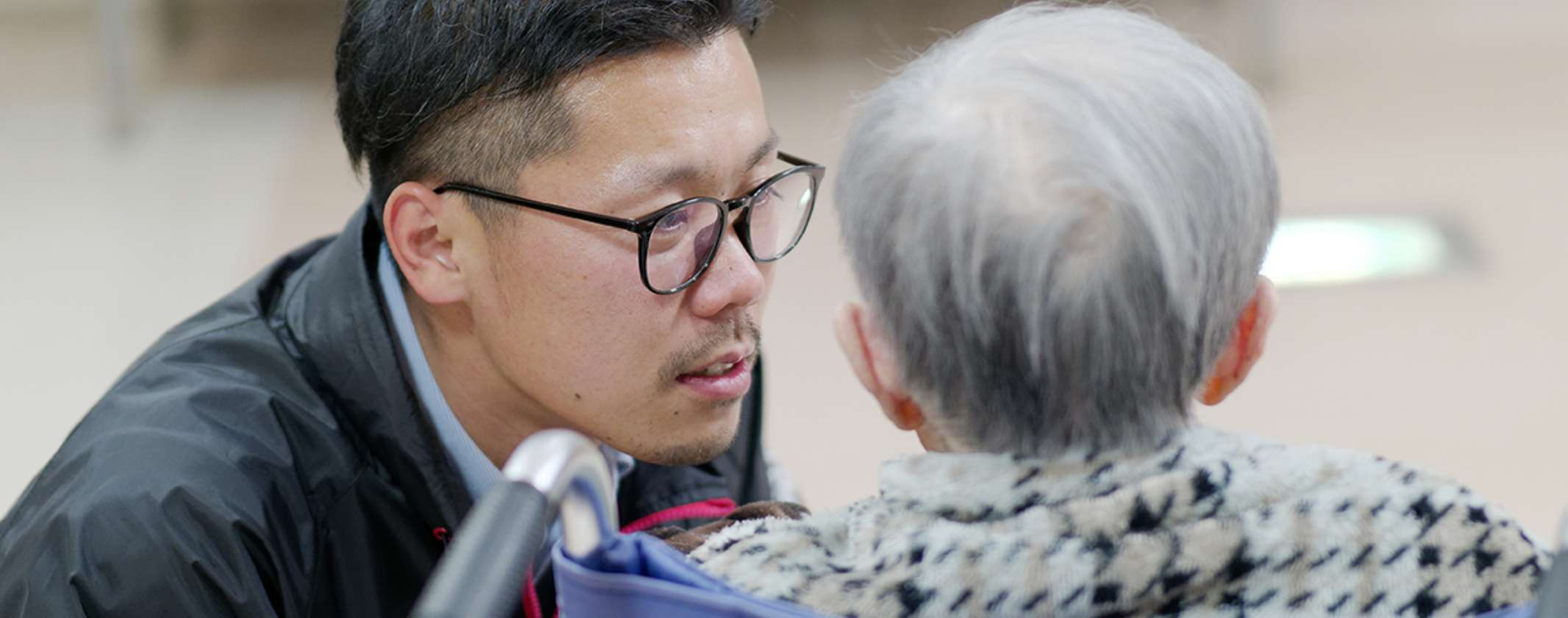 ご高齢者と会話する渡辺 修