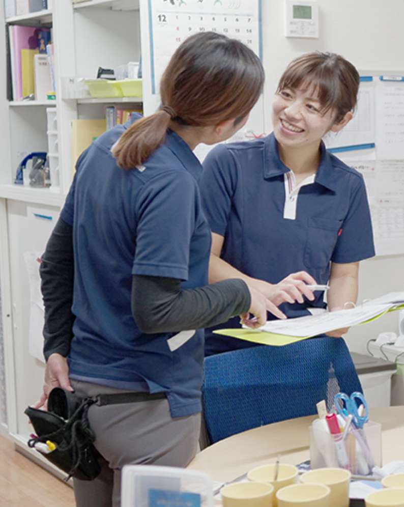 スタッフと会話する斯波奈緒