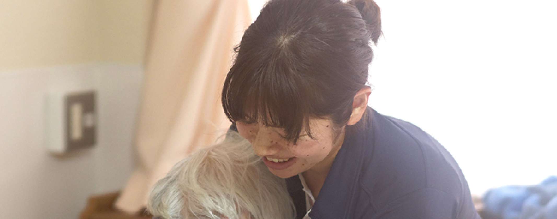 ご高齢者を介助する斯波奈緒